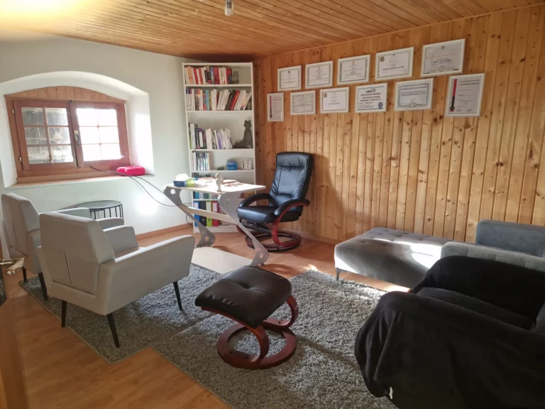 Vue générale du cabinet d’hypnose à La Chaux-de-Fonds, avec fauteuils et bibliothèque