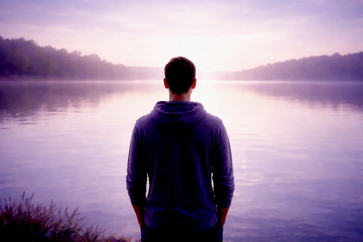 Hypnose et angoisse : retrouver la paix intérieure — Rayan Gori (Hypno-Alchimiste), personnage de dos face à un horizon calme, lavande pâle