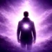 Hypnose et confiance en soi : silhouette avançant dans une lumière violette symbolisant la transformation intérieure – Rayan Gori Hypno-Alchimiste