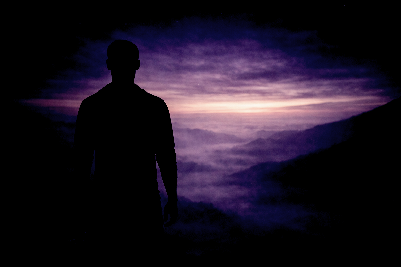 Silhouette face à l’horizon symbolisant la capacité à traverser une période difficile — Rayan Gori, Hypno-Alchimiste